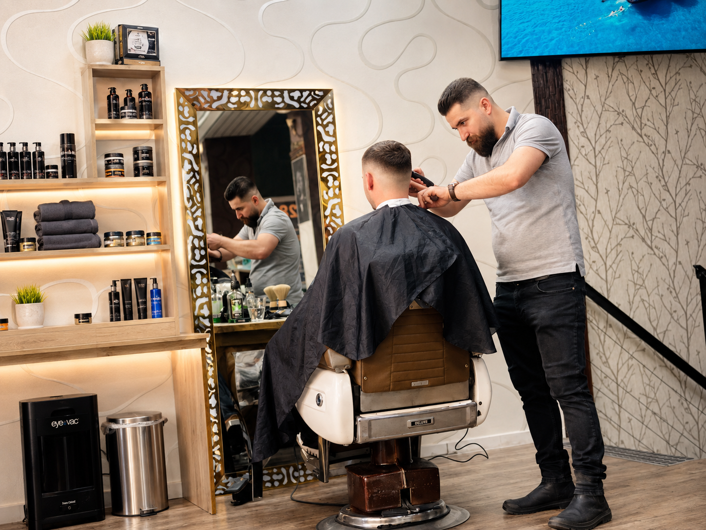 Barbier von Boss Coiffeur beim Arbeiten