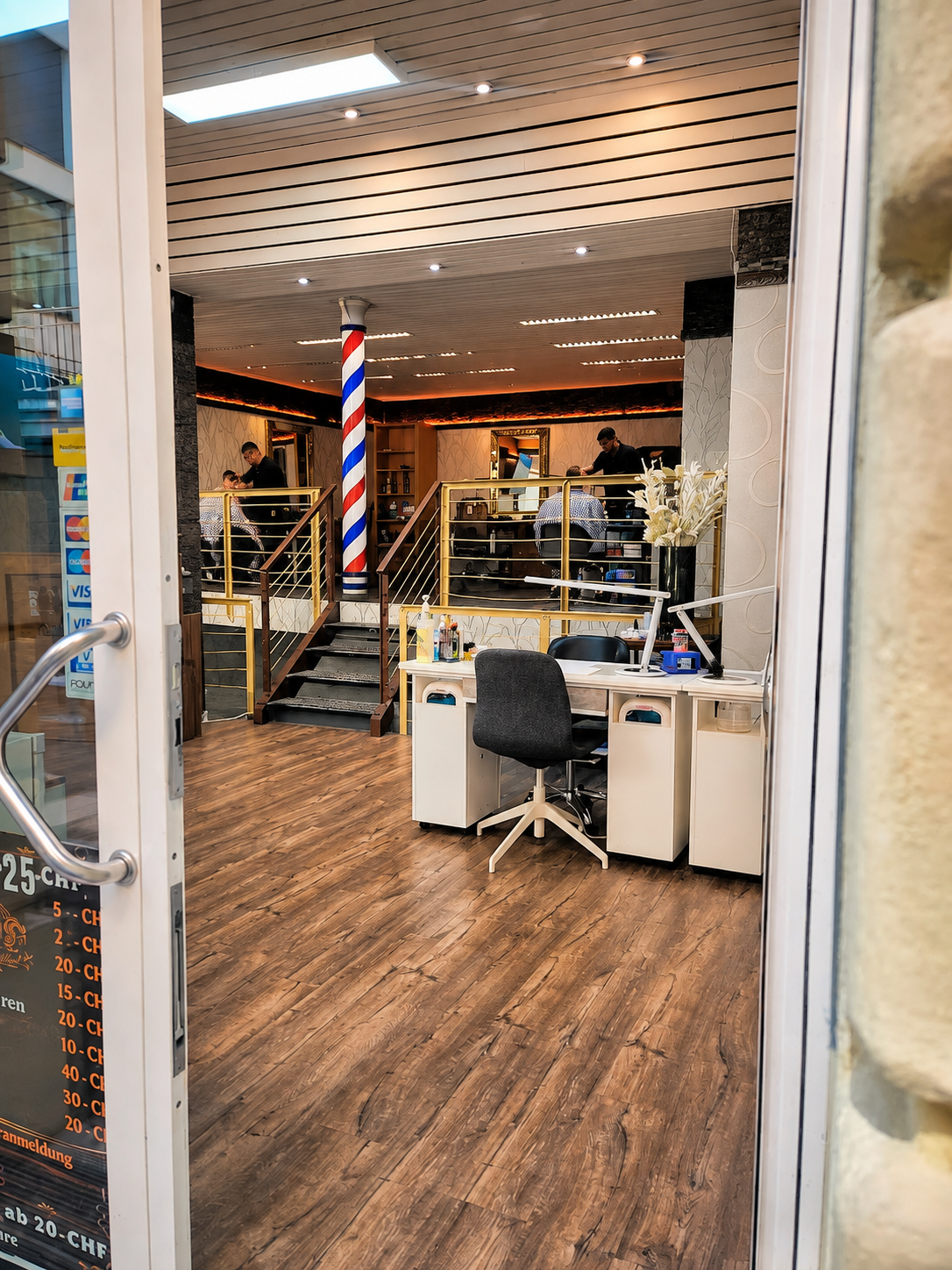 Blick in den Boss Coiffeur Salon mit Barber-Pole und Empfang